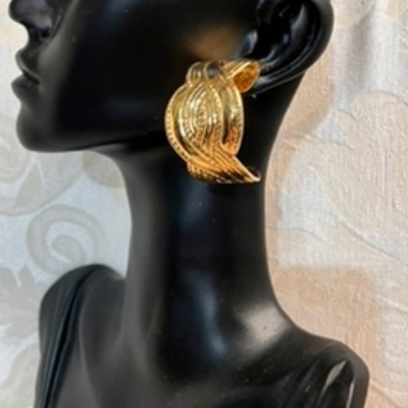 Vintage Gold Textured Hoop Earrings Bold Statement Wave Design Clip-On - Picture 15 of 15